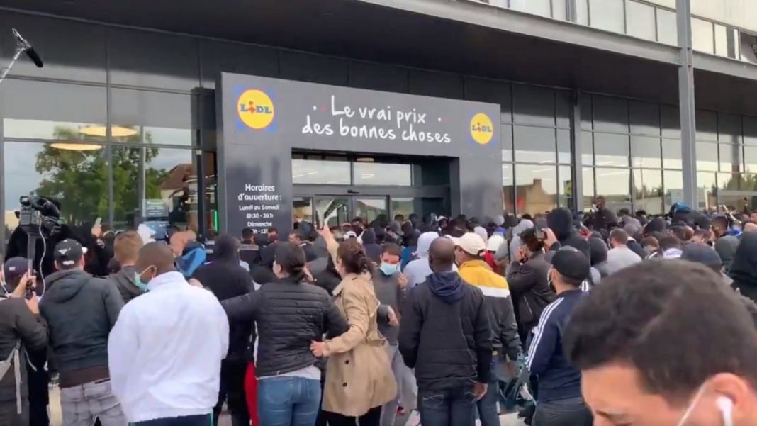 Polizei nach Lidl in Frankreich gerufen, nachdem der verrückte PS4-Deal riesige Menschenmengen anzieht
